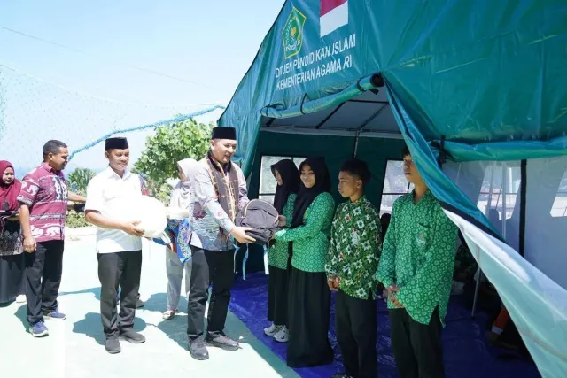 Kemenag Salurkan 1.000 School Kit dan 16 Ruang Belajar Sementara untuk Madrasah Terdampak Gempa Flores di NTT — News