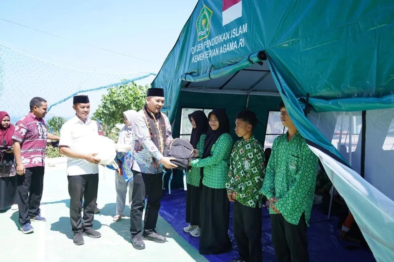 Kemenag Salurkan 1.000 School Kit dan 16 Ruang Belajar Sementara untuk Madrasah Terdampak Gempa Flores di NTT — News